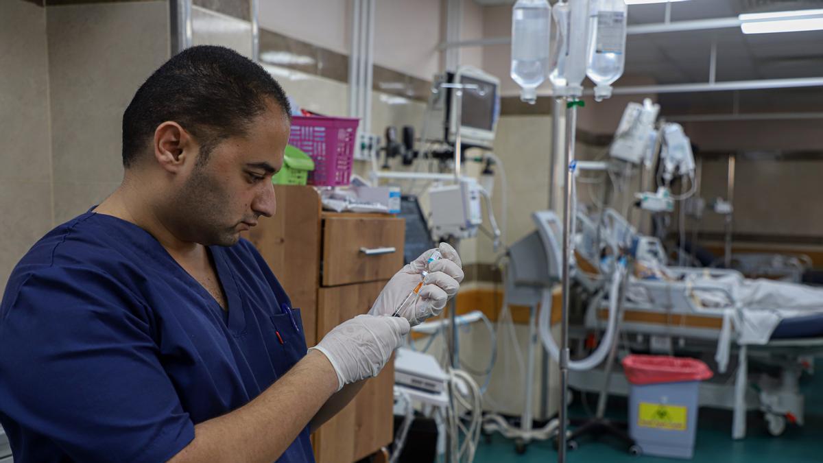Un médico en el hospital de Naser en una imagen de archivo antes del asalto.