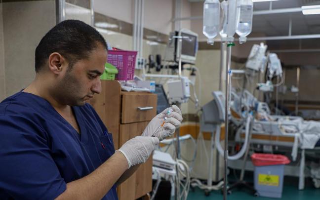Un médico en el hospital de Naser en una imagen de archivo antes del asalto.