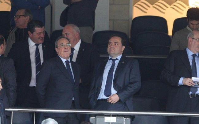 Jokin Aperribay y Florentino Pérez, en el palco de Donostia. / RUBEN PLAZA