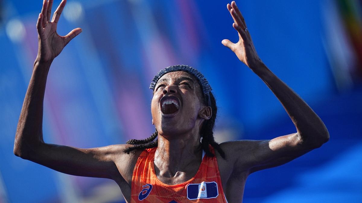 La holandesa Sifan Hassan reacciona tras cruzar la meta en primer lugar en el maratón femenino de la prueba de atletismo durante los Juegos Olímpicos de París 2024