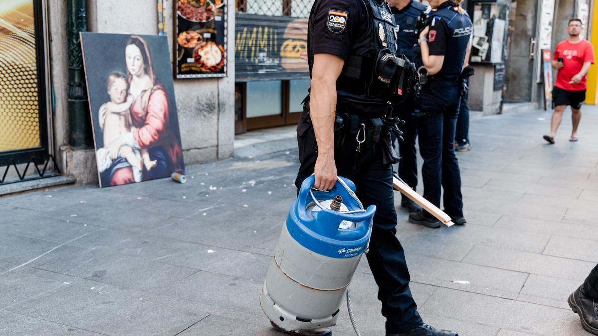 Agentes de la Policía Nacional sacan la bomba de butano con la que amenazaba el detenido