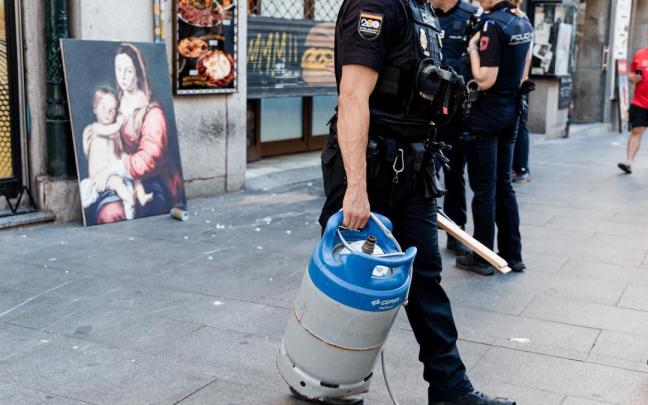 Agentes de la Policía Nacional sacan la bomba de butano con la que amenazaba el detenido