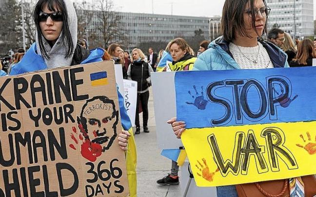 Dos mujeres reclaman en Ginebra el fin de la guerra y culpan de ella a Vladímir Putin. | FOTO: EFE