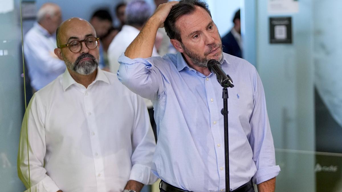El ministro de Transportes, Óscar Puente, en su comparecencia para dar los primeros detalles sobre el grave accidente. o de Control del gestor de la infraestructura ferroviaria