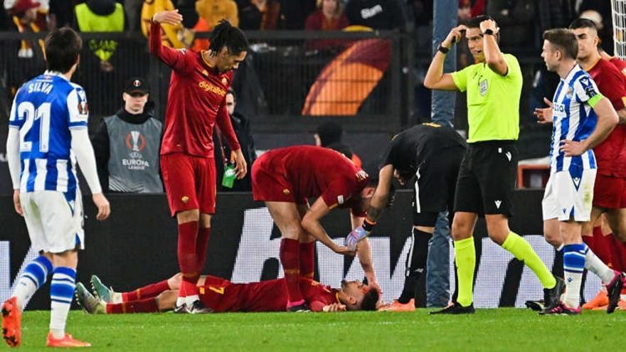 Momento en el que Pellegrini es atendido durante el partido de ida, el pasado jueves en Roma.