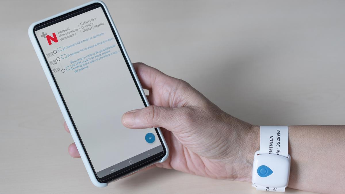 Imagen de la pulsera de geolocalización para el paciente y de la aplicación “Virtual Waiting Room” para el teléfono del acompañante.