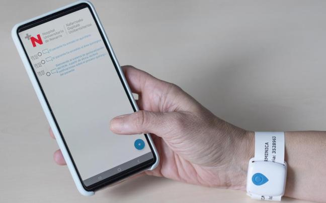 Imagen de la pulsera de geolocalización para el paciente y de la aplicación “Virtual Waiting Room” para el teléfono del acompañante. Imagen de la pulsera de geolocalización para el paciente y de la aplicación “Virtual Waiting Room” para el teléfono del acompañante.