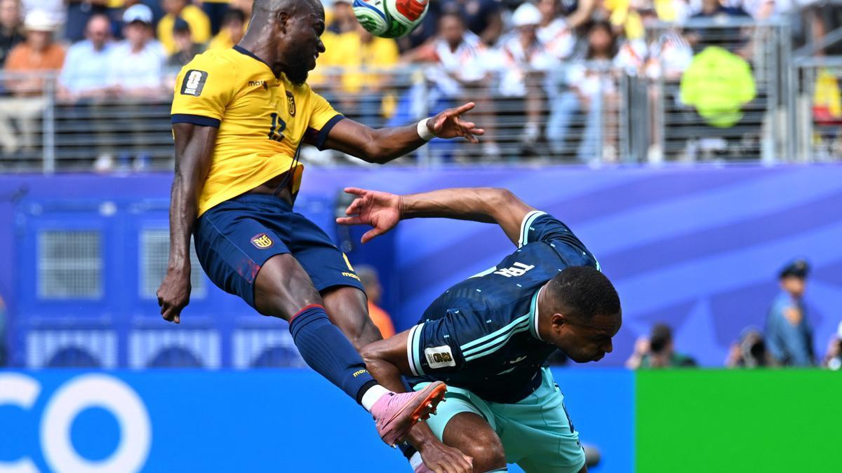 Enner Valencia remata un balón en el partido ante Alemania.