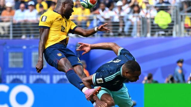 Enner Valencia remata un balón en el partido ante Alemania.