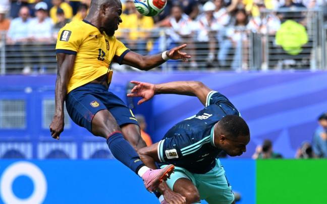 Enner Valencia remata un balón en el partido ante Alemania.