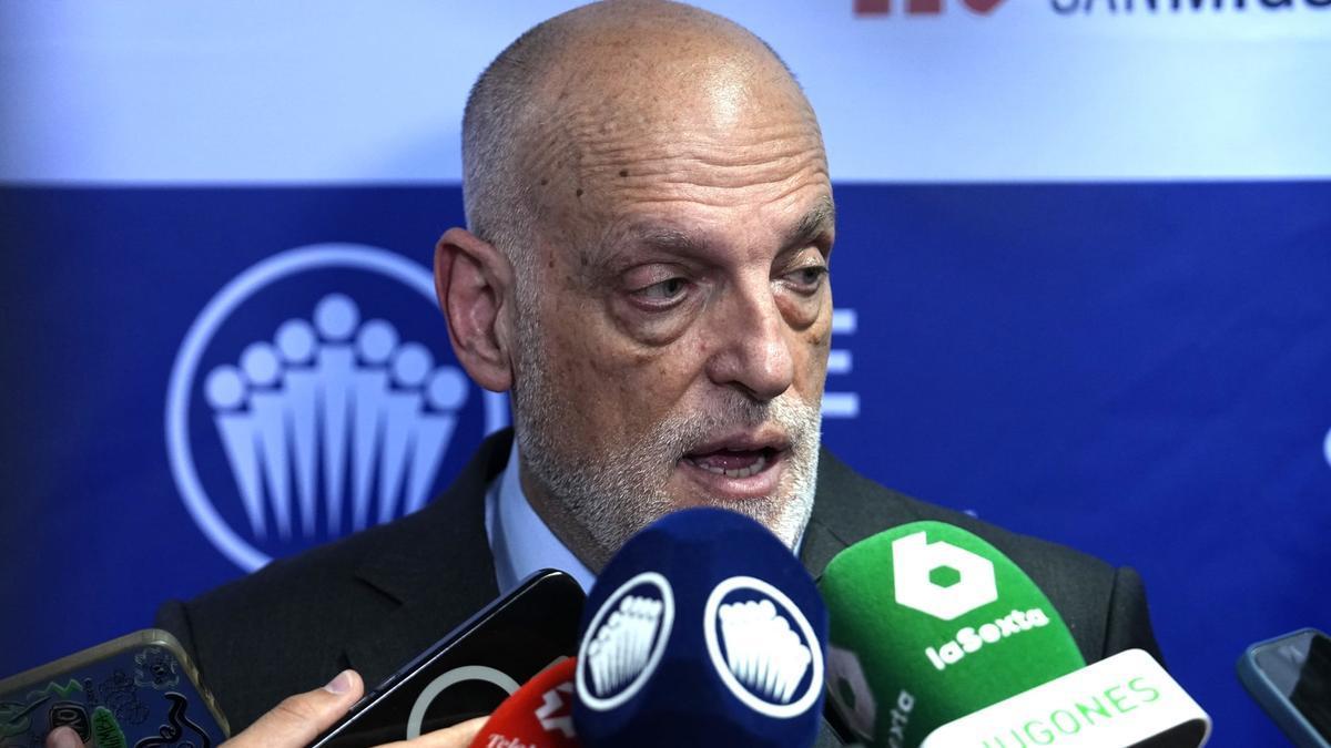 El presidente de LaLiga, Javier Tebas, atiende a los medios de comunicación.