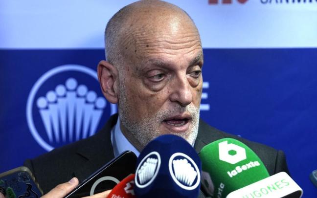 El presidente de LaLiga, Javier Tebas, atiende a los medios de comunicación.