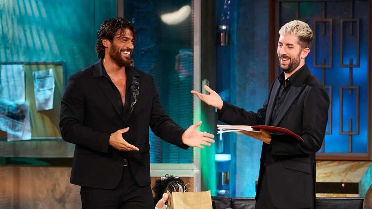Can Yaman y David Broncano, en 'La Revuelta'