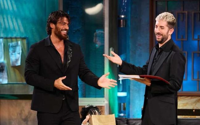 Can Yaman y David Broncano, en 'La Revuelta'