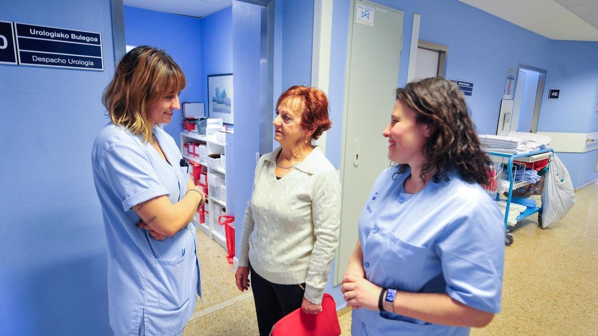 Andrea Vivanco e Inma Reinoso junto a Esther, la paciente ostomizada, en el hospital de San Eloy.