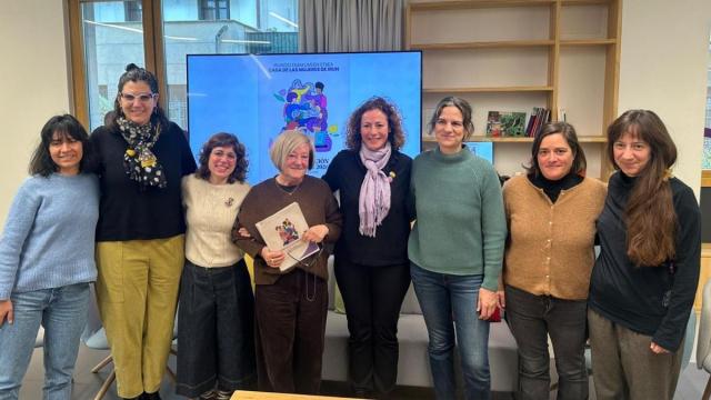 La delegada de Igualdad y Derechos LGTBIQ+ del Ayuntamiento de Irun, Maite Cortina, junto a representantes de la Asociación Casa de las Mujeres y mujeres que impartirán las formaciones.