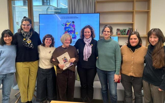 La delegada de Igualdad y Derechos LGTBIQ+ del Ayuntamiento de Irun, Maite Cortina, junto a representantes de la Asociación Casa de las Mujeres y mujeres que impartirán las formaciones.