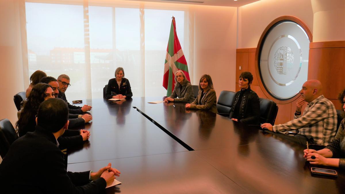 La consejera Maria Ubarretxena junto a representantes de las principales asociaciones de personas con discapacidad intelectual.