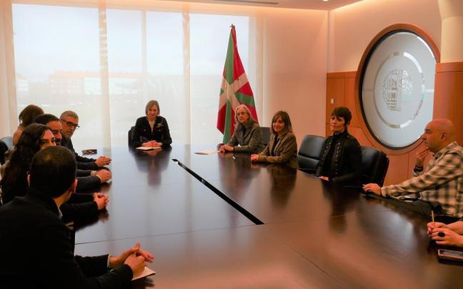 La consejera Maria Ubarretxena junto a representantes de las principales asociaciones de personas con discapacidad intelectual.