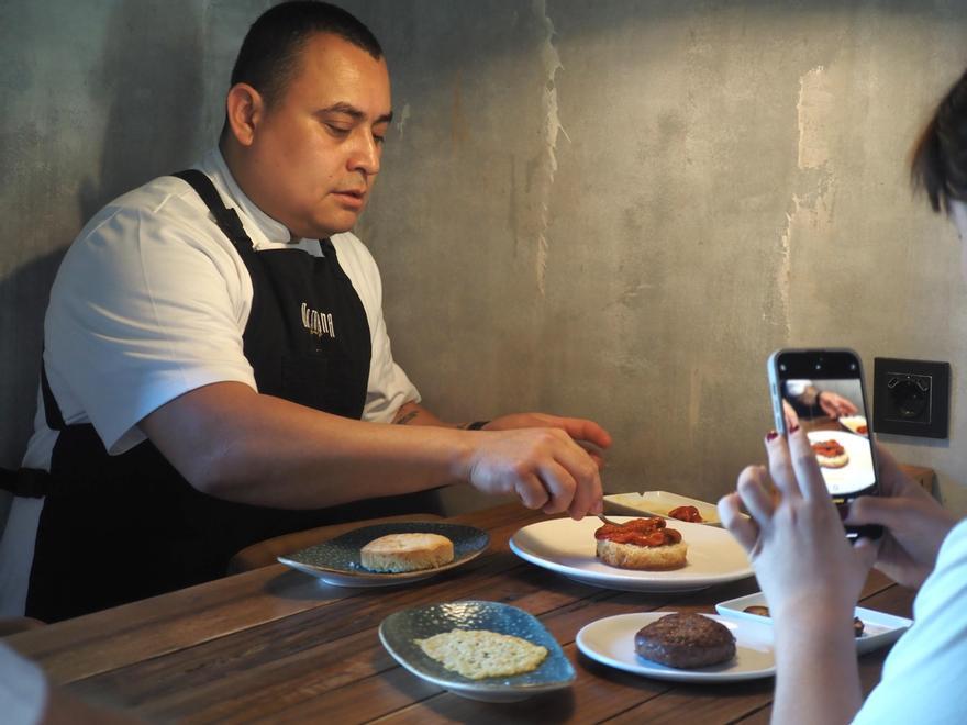 César Solorzano ultima el montaje de la hamburguesa.