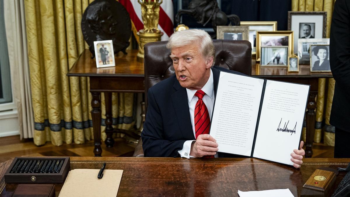 El presidente de Estados Unidos, Donald Trump, muestra una orden presidencial firmada en el Despacho Oval de la Casa Blanca.