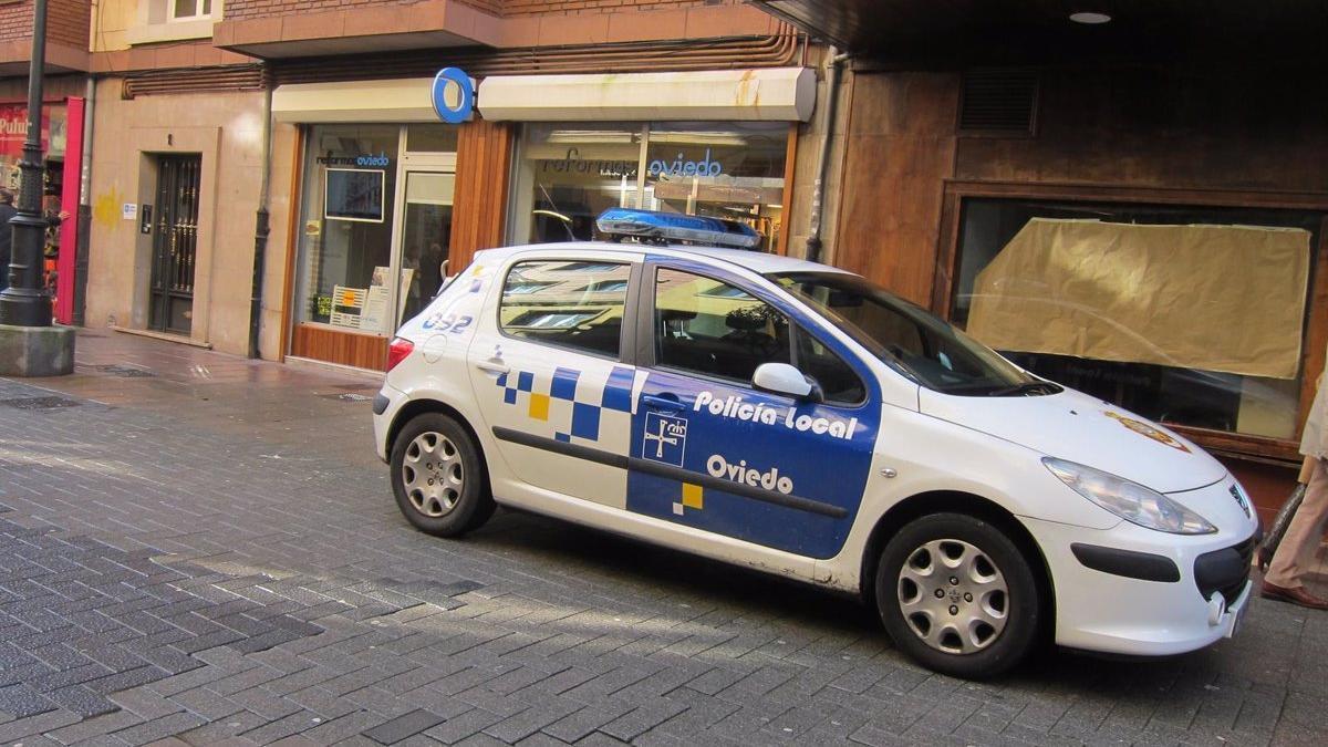 Un coche de la policía local de Oviedo, en una imagen de archivo