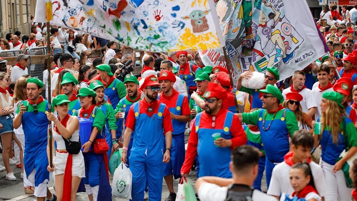 La entrada y salida de las peñas llena las calles de música, color y diversión.