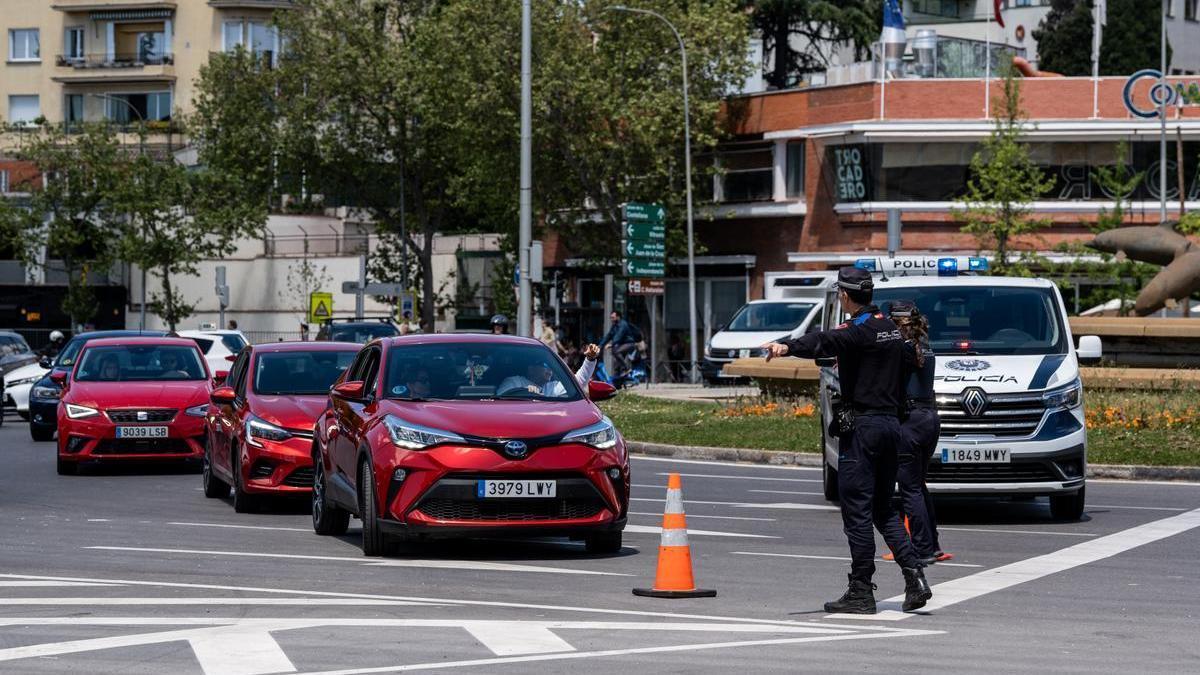 Efectivos de la Policia Municipal de Madrid organizan el trafico el día del apagón.