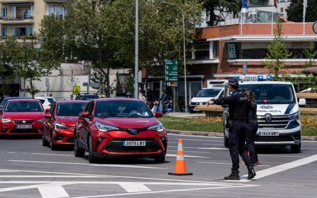 Efectivos de la Policia Municipal de Madrid organizan el trafico el día del apagón.
