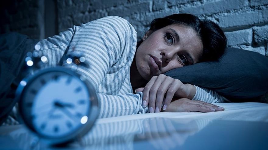 Mujer no puede dormir, tiene insomnio.