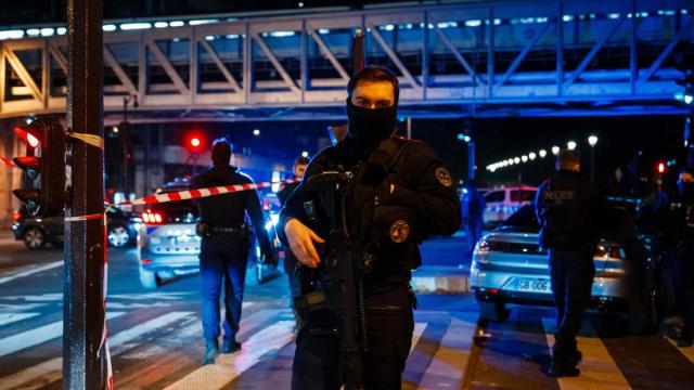 Policías en el lugar en el que se produjo el ataque, cerca de la Torre Eiffel. Policías en el lugar en el que se produjo el ataque, cerca de la Torre Eiffel.