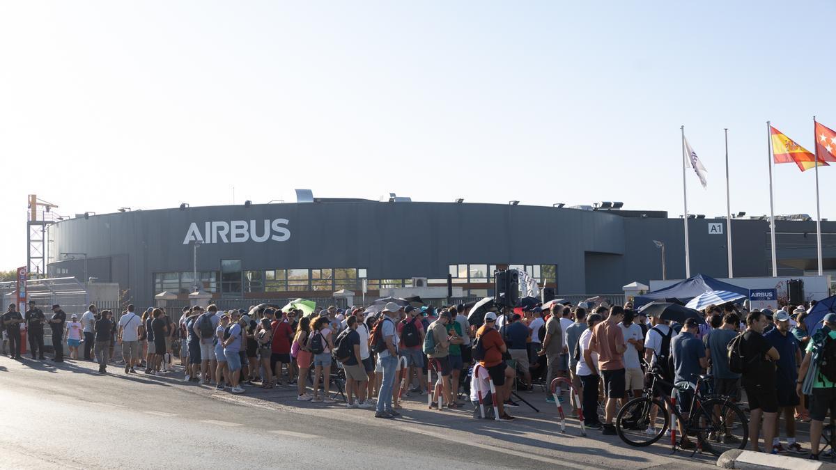 Trabajadores de Airbus se concentran a las puertas de la sede de Getafe