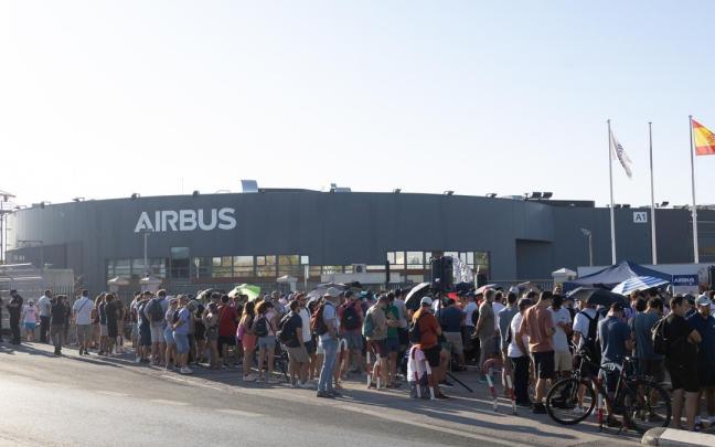 Trabajadores de Airbus se concentran a las puertas de la sede de Getafe