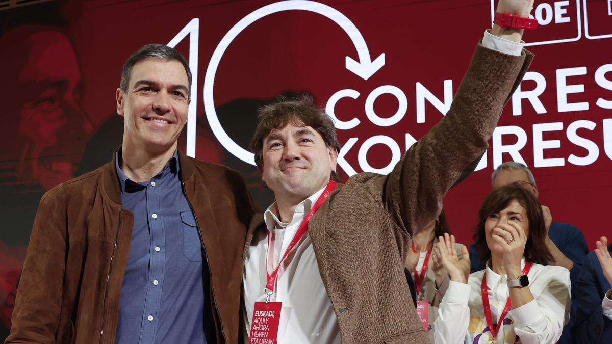 El secretario general del PSE, Eneko Andueza, en la apertura del décimo congreso de los socialistas vascos, con Pedro Sánchez