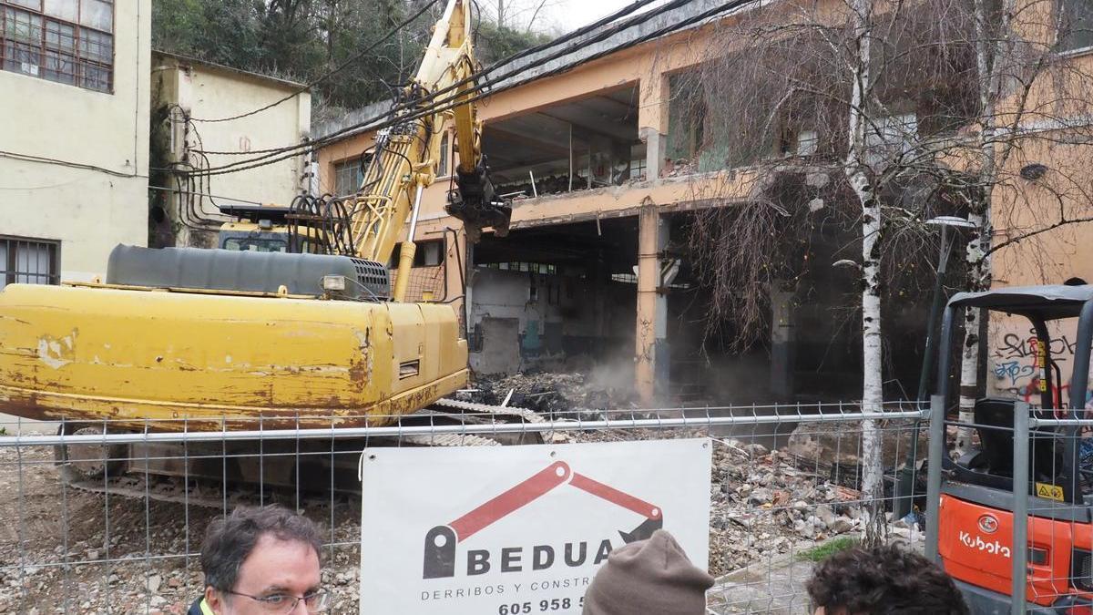 La demolición ha comenzado con el derribo de la fachada del pabellón ubicado en Urazandiberri.