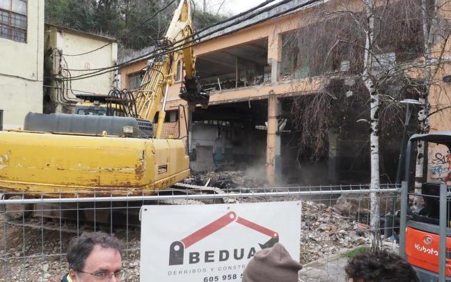 La demolición ha comenzado con el derribo de la fachada del pabellón ubicado en Urazandiberri.