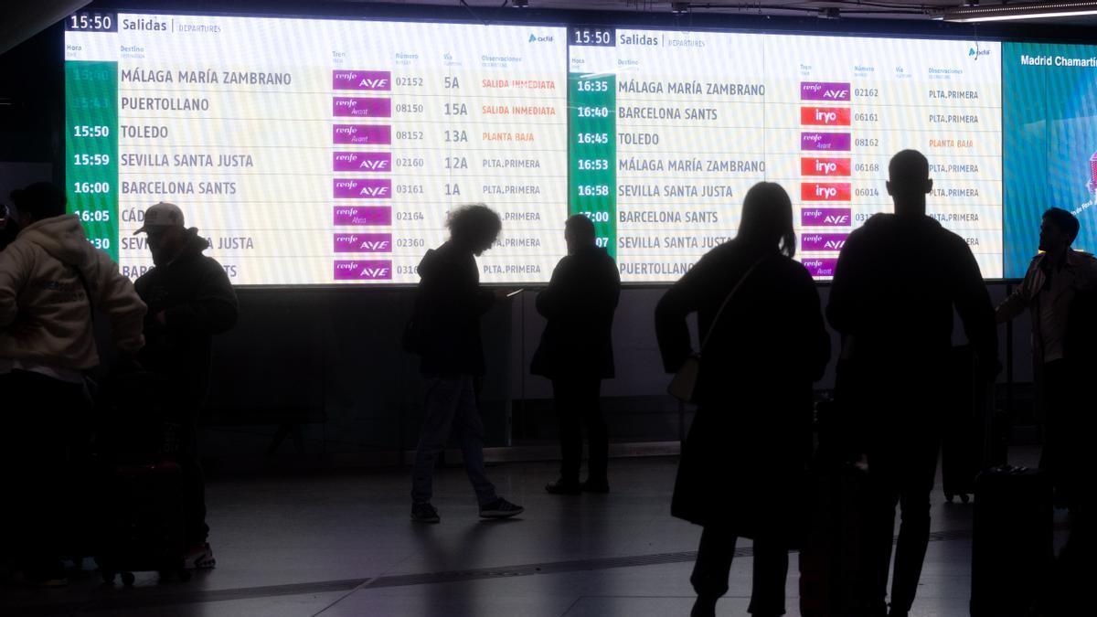 Varios viajeros en la Estación Puerta de Atocha-Almudena Grandes este diciembre.