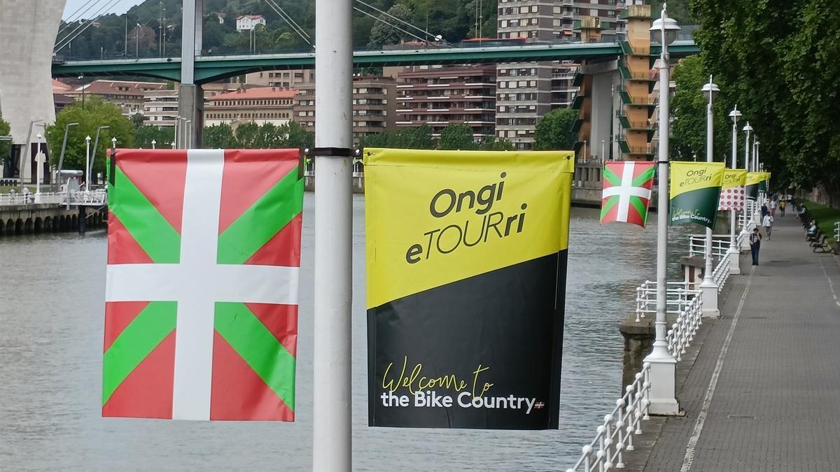 Ikurriñas y carteles en el Campo de Volantín de Bilbao alusivos al Tour.