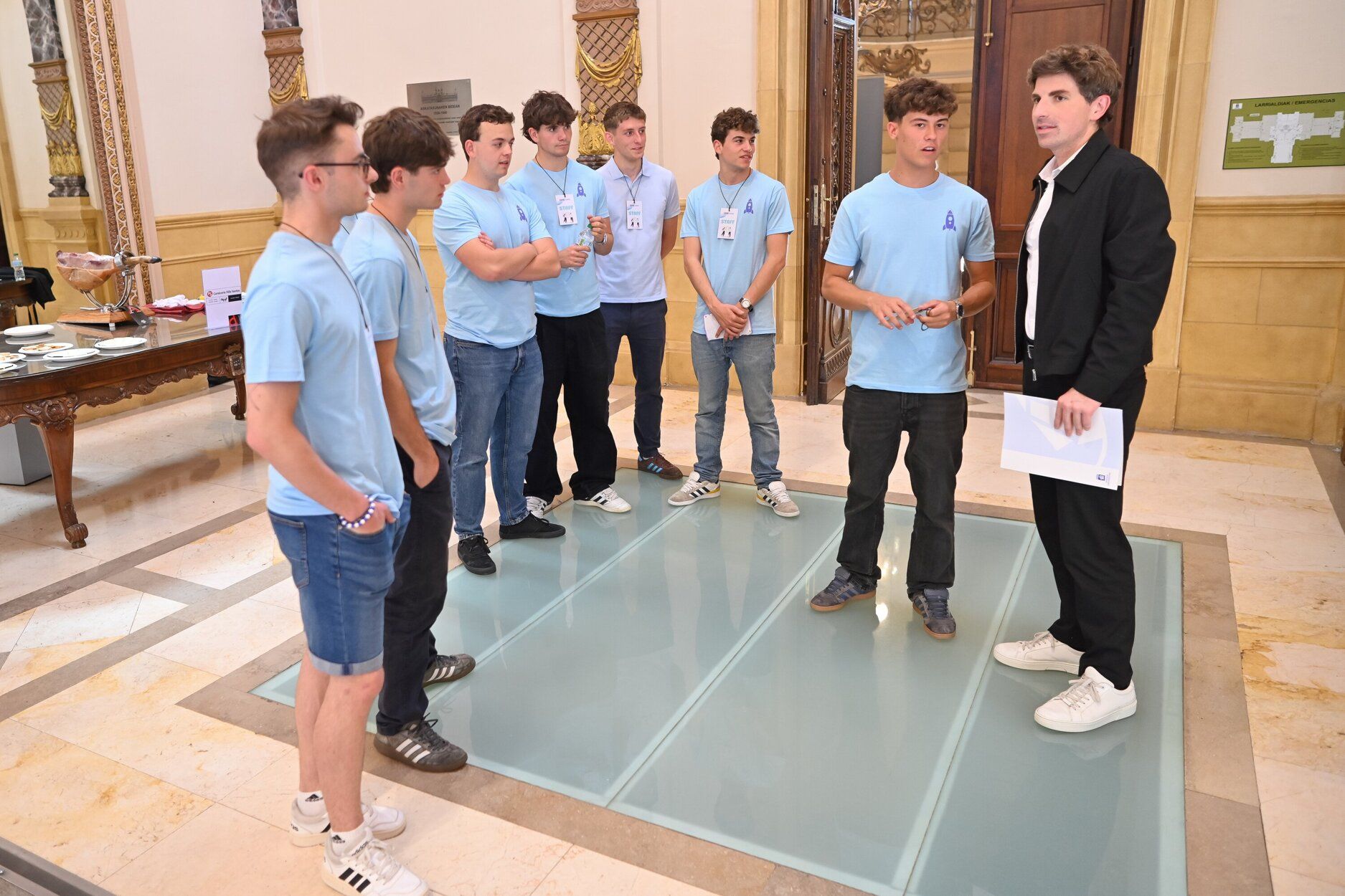 El alcalde de Donostia, Jon Insausti, recibe a los jóvenes emprendedores.