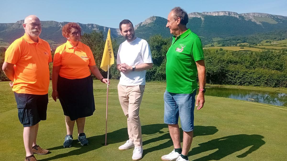 El alcalde de Orduña en el campo de pitch & putt con los organizadores del Open