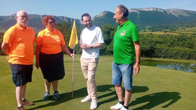 El alcalde de Orduña en el campo de pitch & putt con los organizadores del Open
