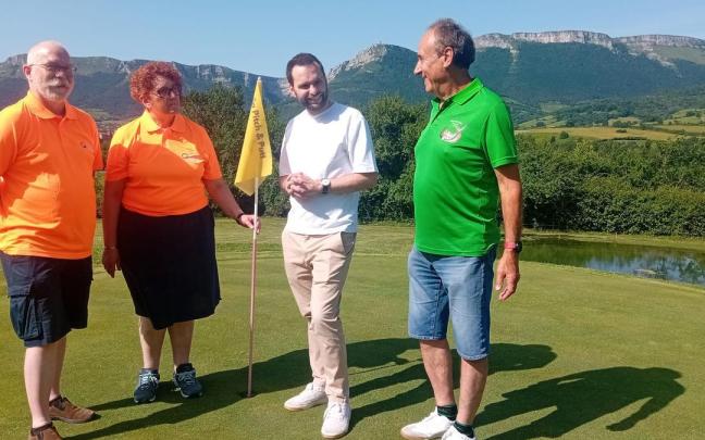 El alcalde de Orduña en el campo de pitch & putt con los organizadores del Open