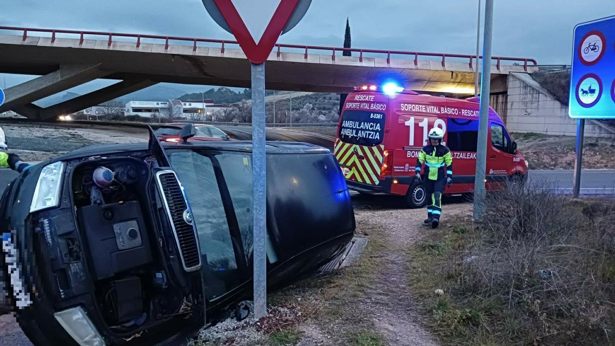 Una ambulancia de Soporte Vital Básico de lo Bomberos, junto a un coche accidentado