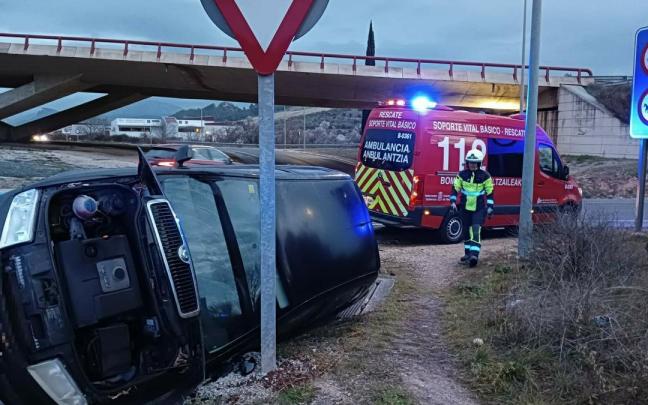 Una ambulancia de Soporte Vital Básico de lo Bomberos, junto a un coche accidentado