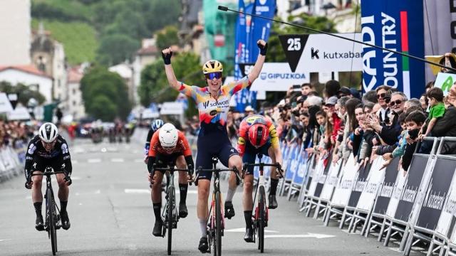 Bredewold festeja la victoria en Zarautz.