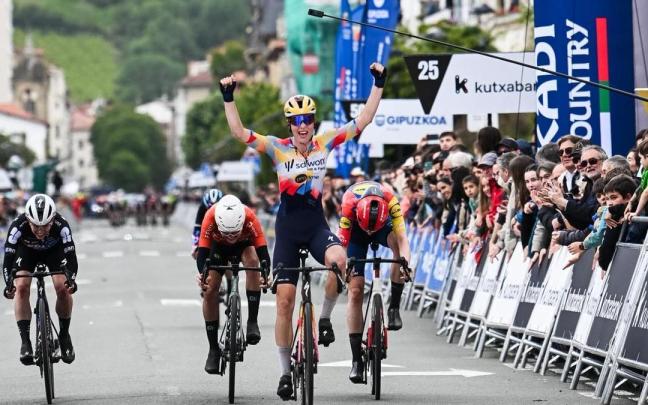 Bredewold festeja la victoria en Zarautz.