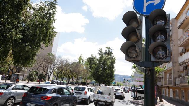 Semáforo apagado durante el apagón del día 28 de abril de 2025