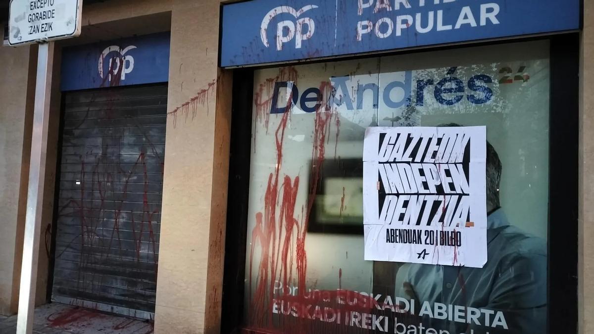 Fachada de la sede del PP atacada en Bilbao