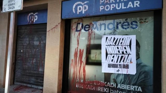 Fachada de la sede del PP atacada en Bilbao