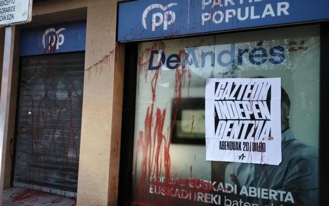 Fachada de la sede del PP atacada en Bilbao